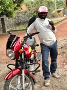 Jean Muhondo dziękuje darczyńcom z Dobrej Fundacji za nowy motocykl, dzięki któremu może pracować