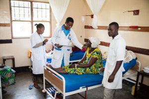 Szpital w Ntamugendze pomaga setkom chorych 